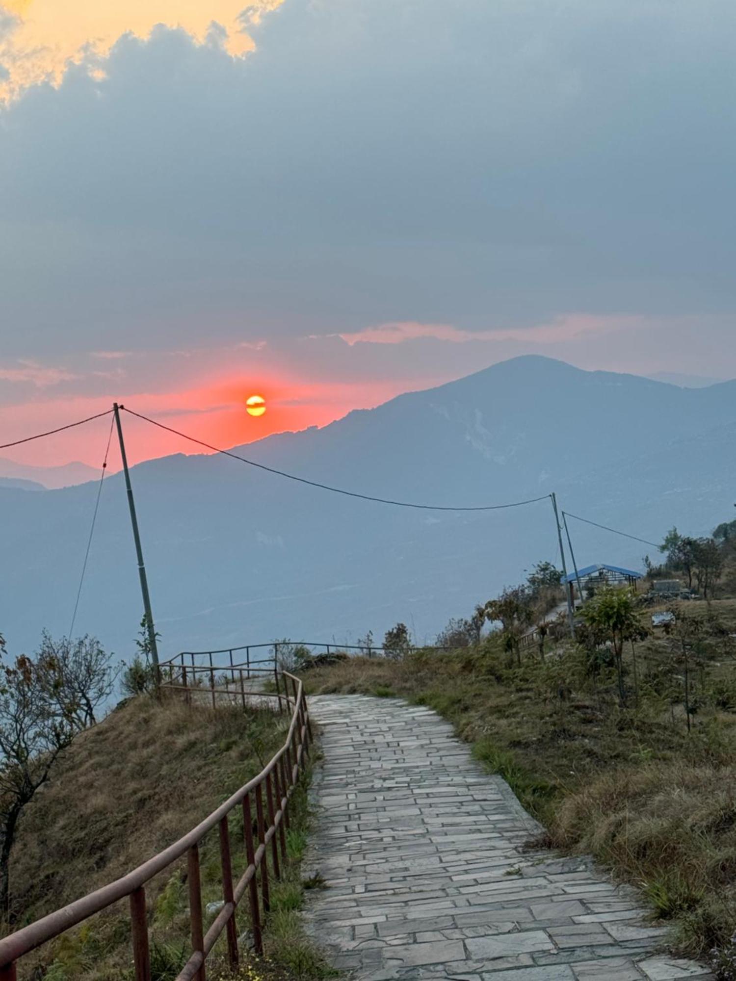 Es Deurali Resort Pokhara Dış mekan fotoğraf