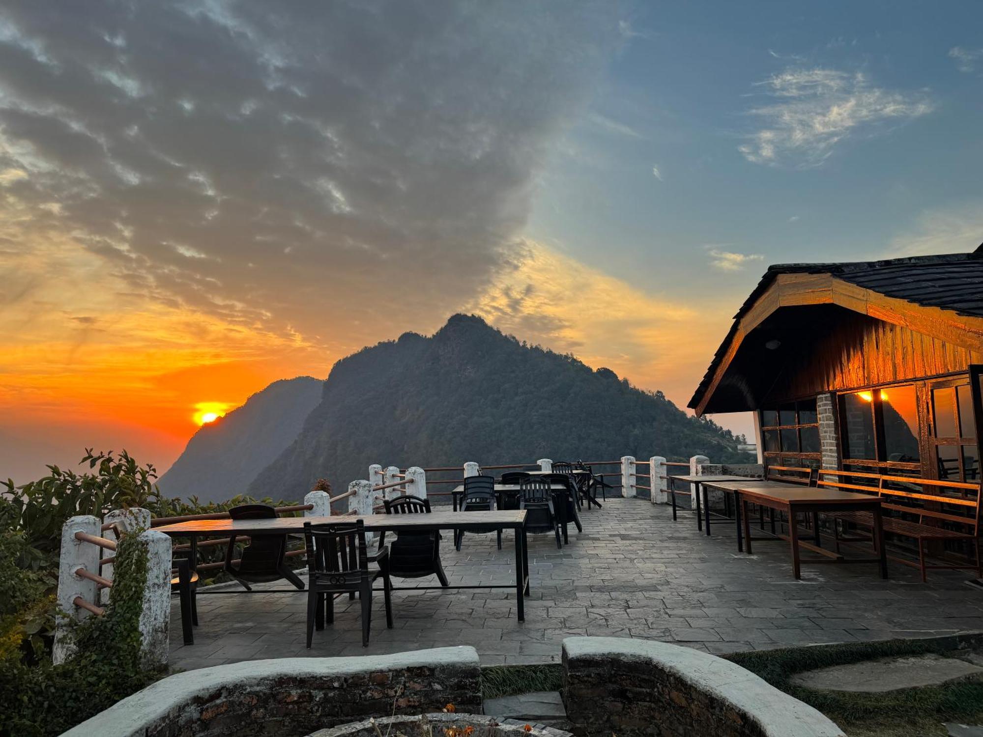 Es Deurali Resort Pokhara Dış mekan fotoğraf