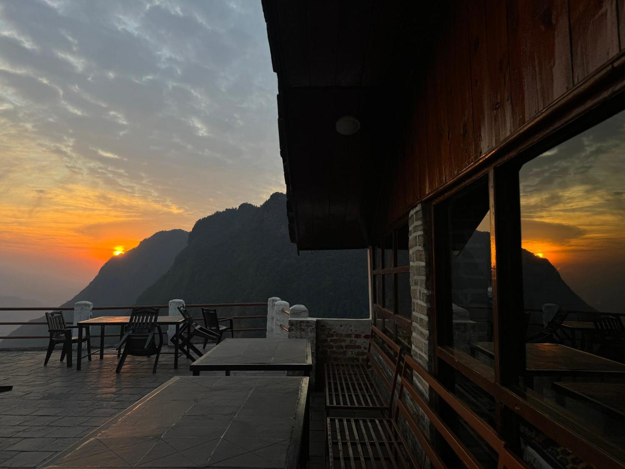 Es Deurali Resort Pokhara Dış mekan fotoğraf