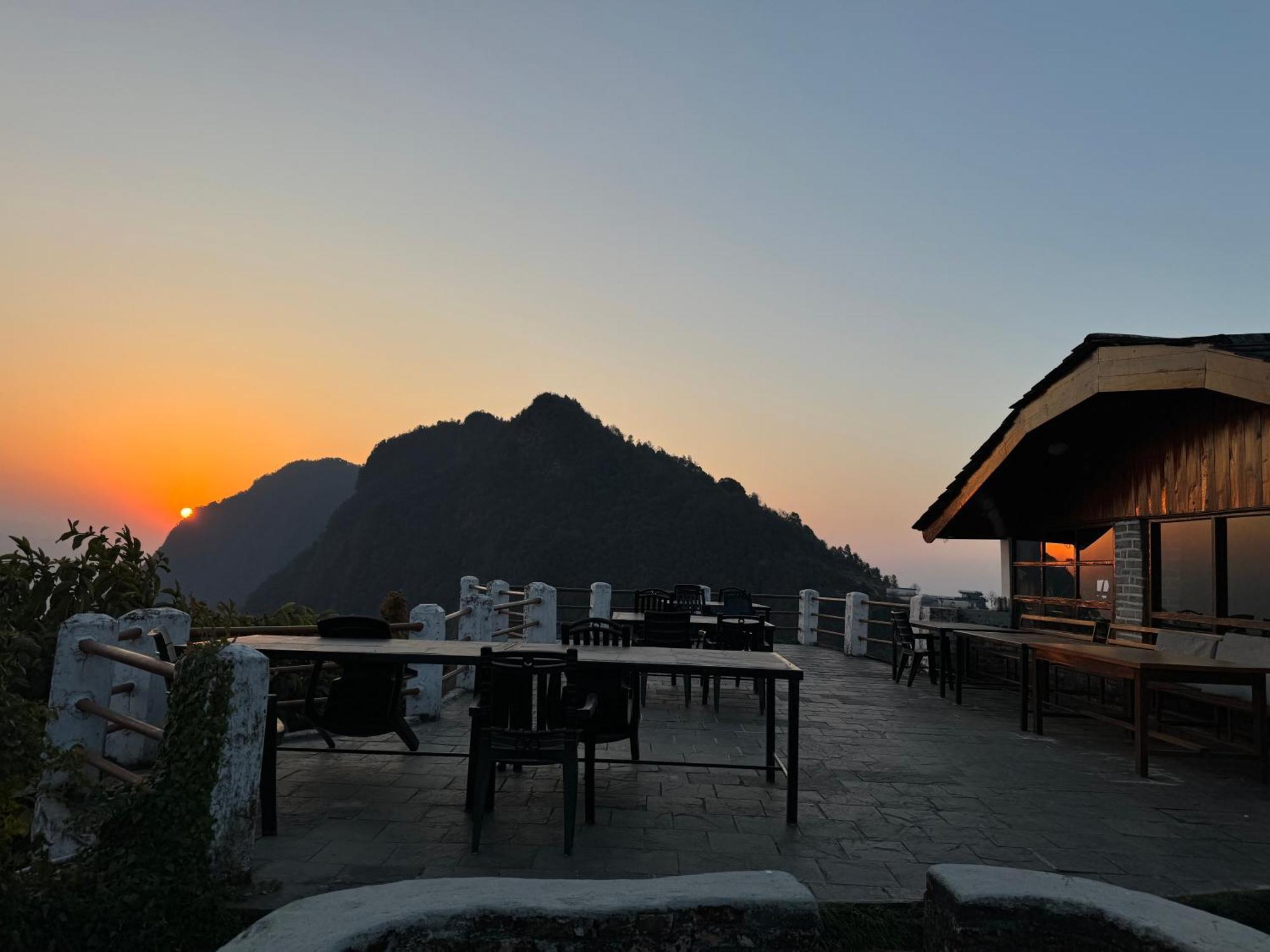Es Deurali Resort Pokhara Dış mekan fotoğraf