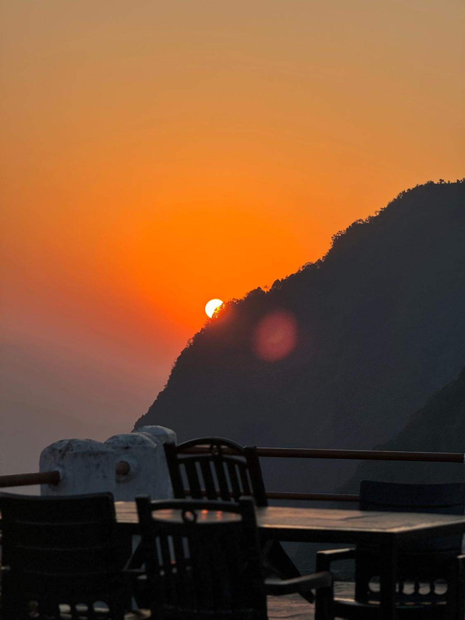 Es Deurali Resort Pokhara Dış mekan fotoğraf