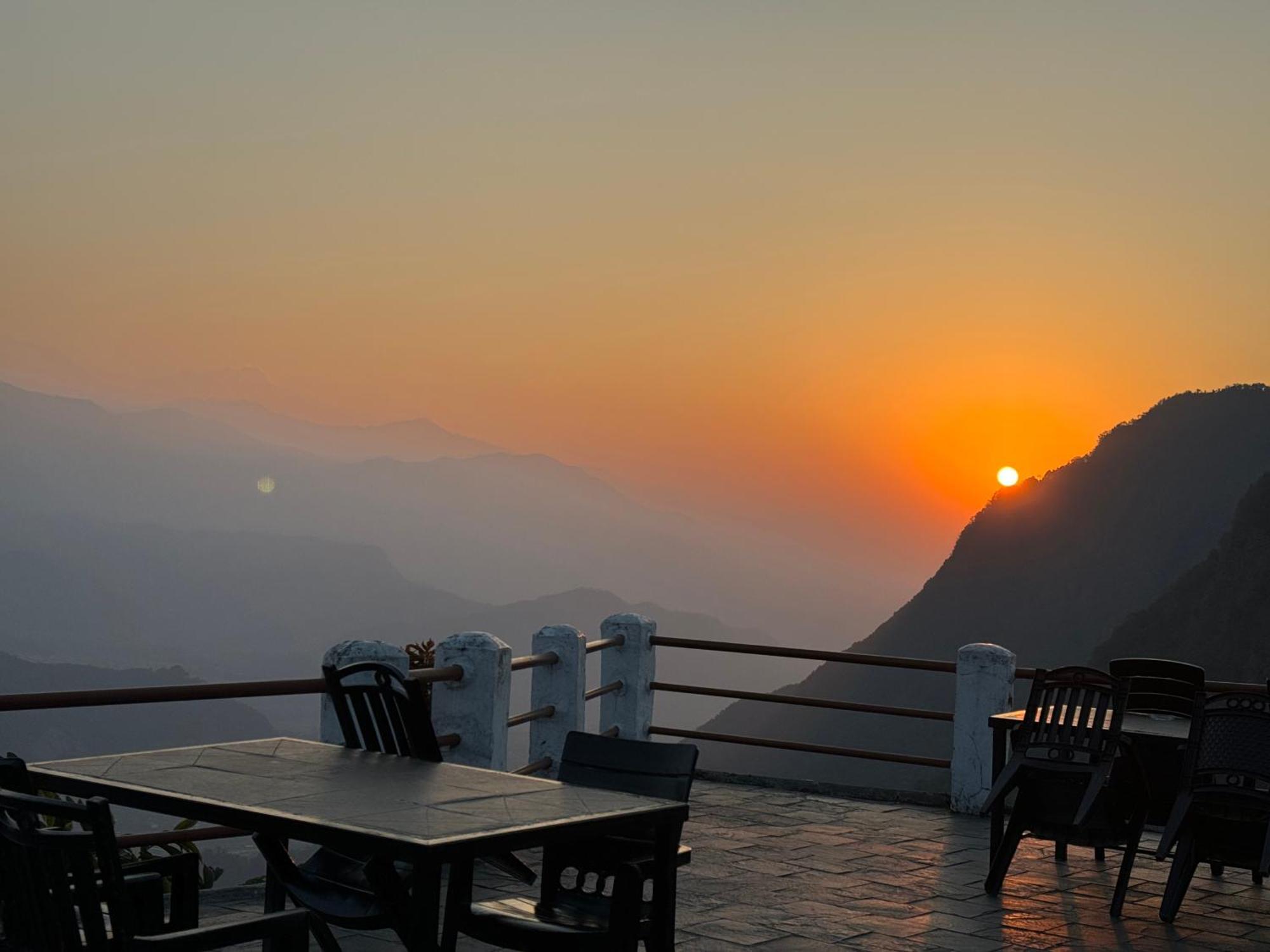 Es Deurali Resort Pokhara Dış mekan fotoğraf