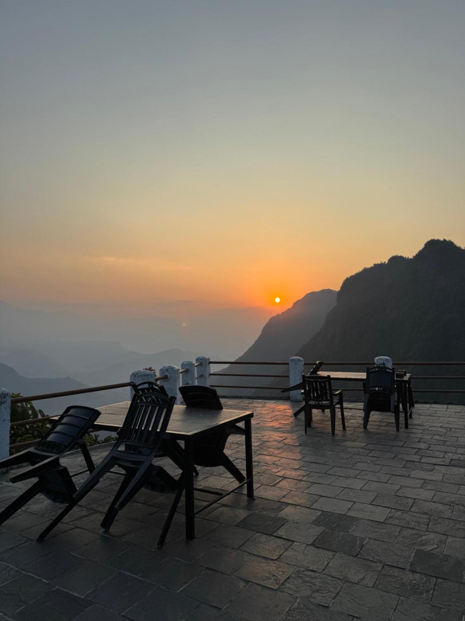 Es Deurali Resort Pokhara Dış mekan fotoğraf
